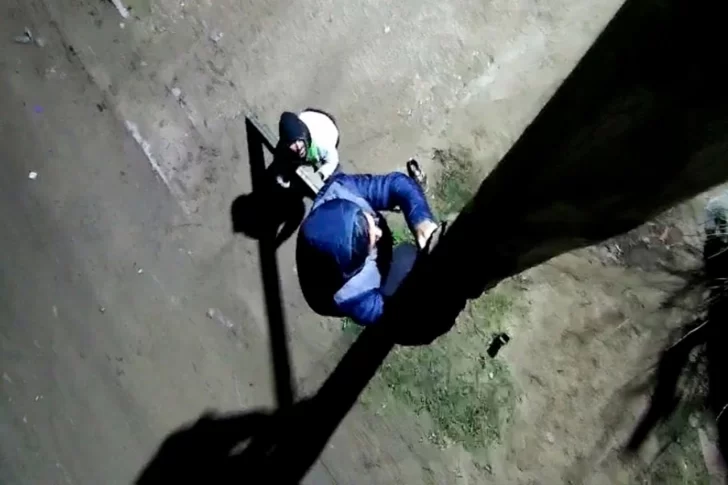 Insólito: Intentaron robarse las cámaras de seguridad y quedaron filmados en primer plano