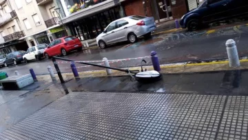 Cayó una columna de alumbrado público en la calle 83
