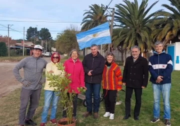 Plantaron un laurel en honor y gloria a los caídos en Malvinas