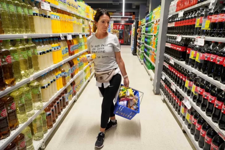 Derrumbe en la venta de alimentos y bebidas: cuánto cayó en el año y el dato que preocupa a empresas