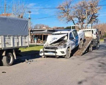 Un móvil policial chocó contra un camión
