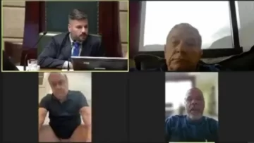 Un concejal fue captado sentado en el inodoro durante una sesión virtual