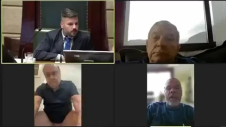 Un concejal fue captado sentado en el inodoro durante una sesión virtual