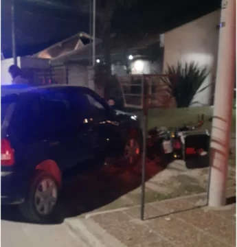 Fue a entrar al garaje y se chocó la moto de un repartidor