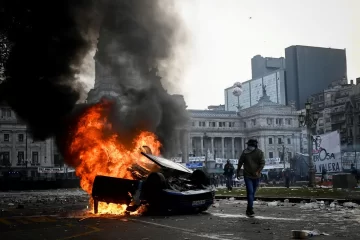 Tensión por la Ley Bases: un auto incendiado, diputados reprimidos y heridos fuera del Congreso