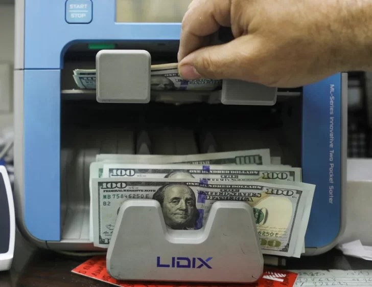 El dólar blue cortó la senda bajista y rebotó $15 en el comienzo de la semana