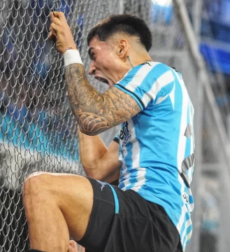 Racing le ganó a Riestra en la última jugada y sigue como líder