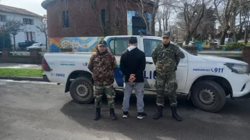 Por el robo de dos vacas allanaron una casa y secuestraron 130 kilos de carne y armas