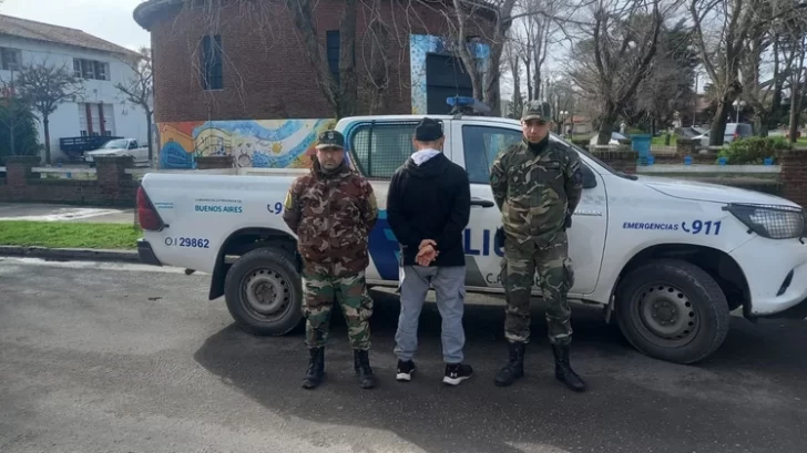 Por el robo de dos vacas allanaron una casa y secuestraron 130 kilos de carne y armas