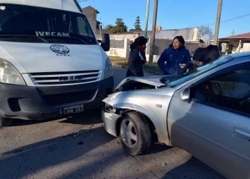 El choque 42 y 67 se produjo porque un auto cruzó en rojo el semáforo