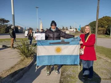 Guillermo Tibaldi pasó por Necochea y estuvo en el monumento al ARA San Juan
