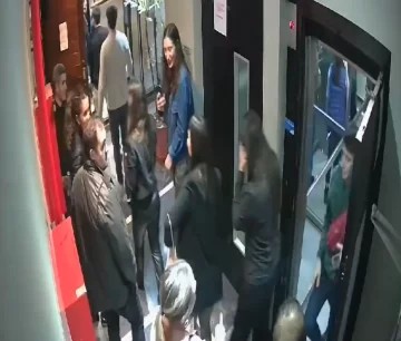 Insólito rescate: 10 jóvenes quedaron encerrados en un ascensor con capacidad para cuatro personas