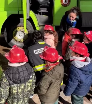 Bomberos por un día: alumnos del jardín Alemán visitaron el cuartel de Necochea