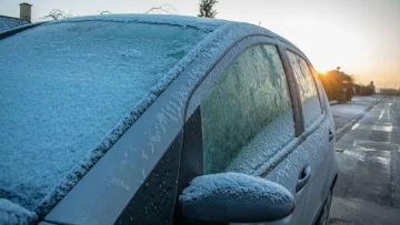 Esto es lo que nunca tenés que hacer para sacar la escarcha del parabrisas del auto