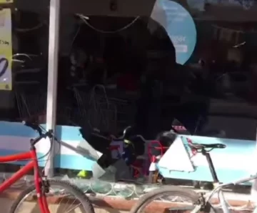 Destrozaron la vidriera de la Cooperativa Obrera