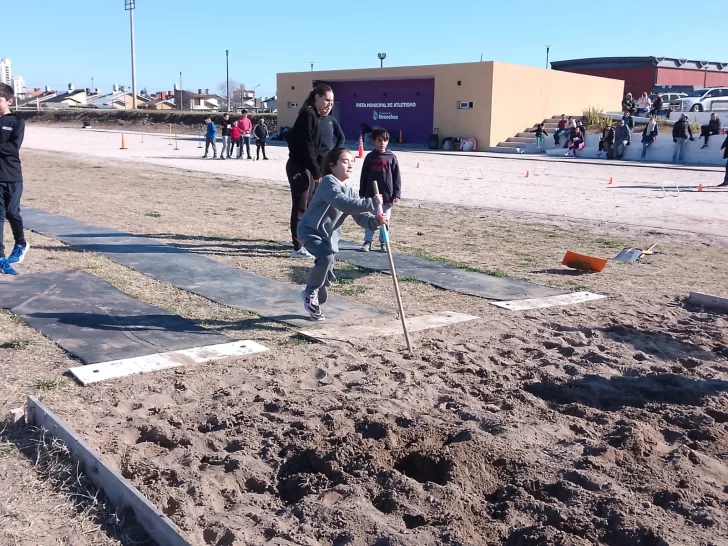 La Pista Municipal recibió la “Kids Athletics” en el inicio del receso invernal
