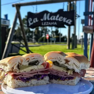 Dónde queda el puestito familiar de comida al paso que hace los mejores sándwiches de la Ruta 2