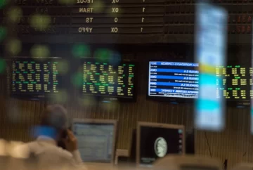 Caen los bonos y el riesgo país se encamina a los 1.600 puntos: ¿el mercado no le cree a Caputo?
