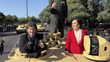 Desfile militar por las calles de Buenos Aires para conmemorar la Independencia