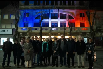 La Sociedad Francesa celebró los 93 años del Cine Teatro París iluminando su fachada