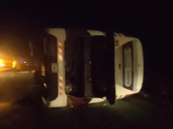 Volcó un micro de pasajeros en la Ruta 2: al menos 9 heridos