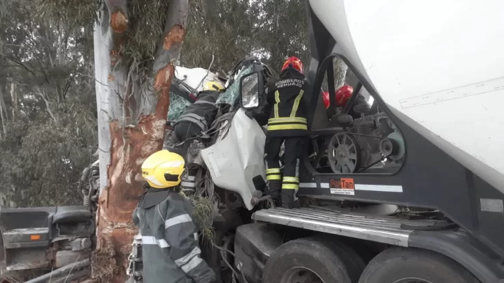 Camionero se despistó y terminó contra un monte en la ruta 226