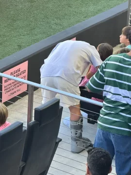 Messi fue a ver el partido del Inter Miami con una bota ortopédica