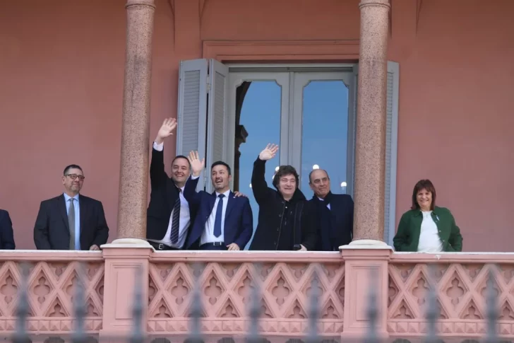 El Presidente Milei invitó al plantel campeón a celebrar en el balcón de Casa Rosada