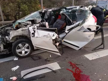 Un auto se incrustó contra un camión en plena Autopista y el conductor murió