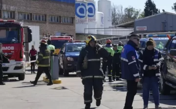 Estrelló una avioneta contra la fábrica donde lo habían despedido y murió