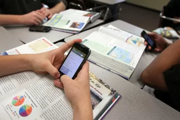La Provincia de Buenos Aires sostendrá el uso de celulares en las escuelas