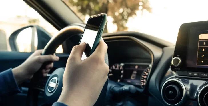 Confirmado: el uso del celular mientras se conduce es la principal causa de accidentes