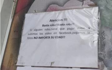 Los curiosos carteles de un comerciante del centro para evitar que le roben