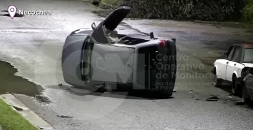 Las maniobras de un joven para salir el auto que volcó en 43 y 66