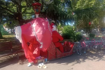 Hicieron destrozos en el Árbol de Navidad de Quequén