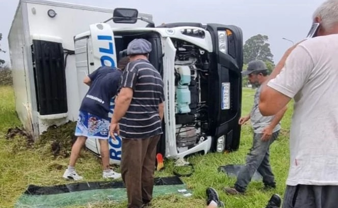 Un camión volcó: su conductor salió despedido y sufrió heridas