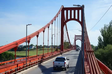 Se colocaron las nuevas luminarias en el Puente Colgante