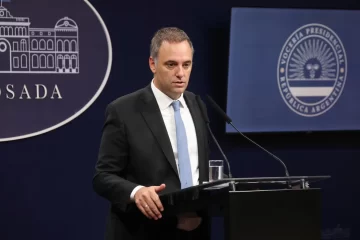 Adorni responsabilizó a Santiago Caputo por su intromisión en la entrevista a Javier Milei en TN