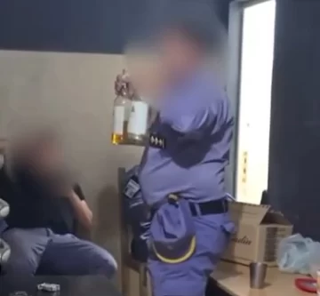 Comisario y un subcomisario fueron grabados tomando alcohol dentro de una comisaría