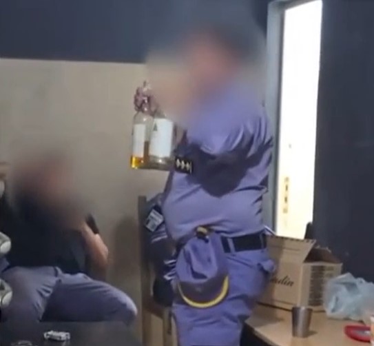 Comisario y un subcomisario fueron grabados tomando alcohol dentro de una comisaría