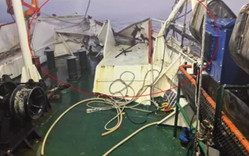 Dos buques poteros chocaron en altamar