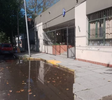 El ingreso de la escuela especial 501 se inunda cada vez que llueve