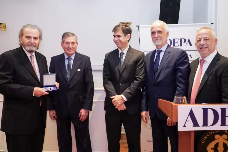 Emotivo reconocimiento al Dr. Juan Carlos Maqueda en la comida de ADEPA