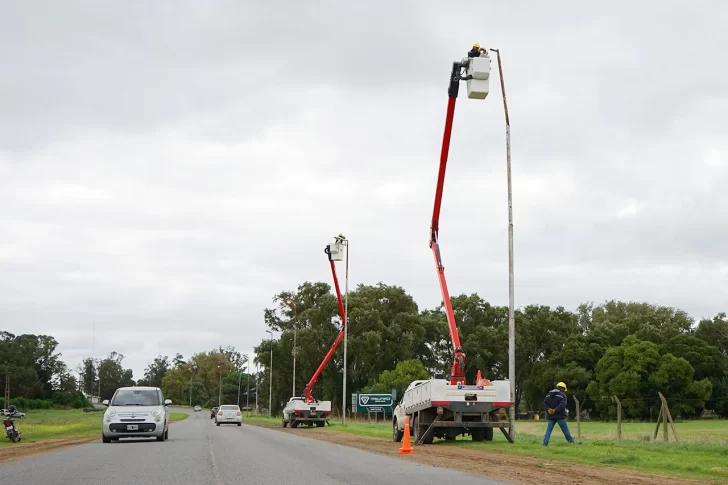 El plan de luminarias avanza actualmente por los accesos a la ciudad y rutas