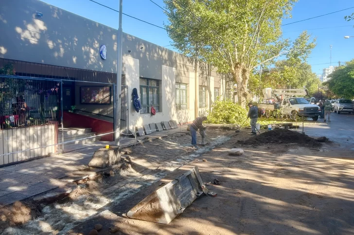 Escuela 501: trabajan en la vereda para solucionar anegamiento de agua