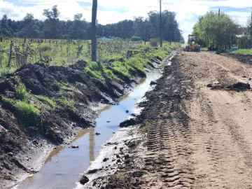 Realizan mejoras y entoscado en calles de Quequén