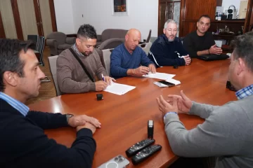 Firmaron un 26% de aumento para los empleados municipales