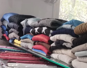 Abrígate con solidaridad: llegó la ropa de invierno a la feria de la Cooperadora del Hospital