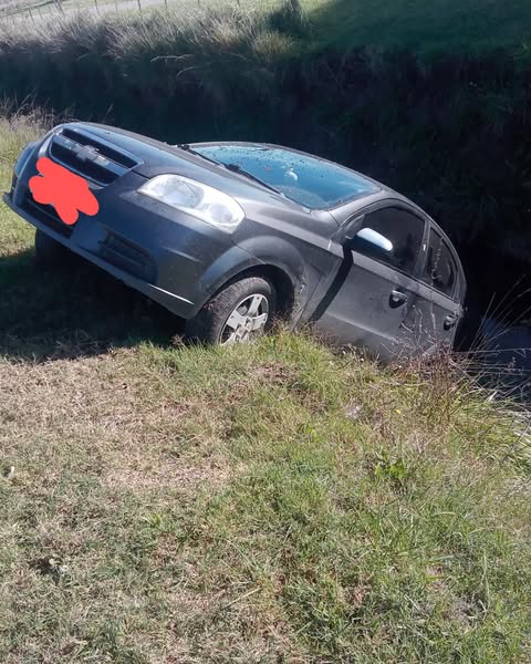 Un auto terminó adentro de la cuenta lindante al camino de sirga