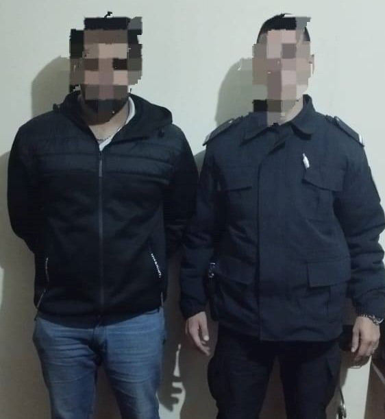 Amenazaba a sus vecinos y tenía un arma en su casa